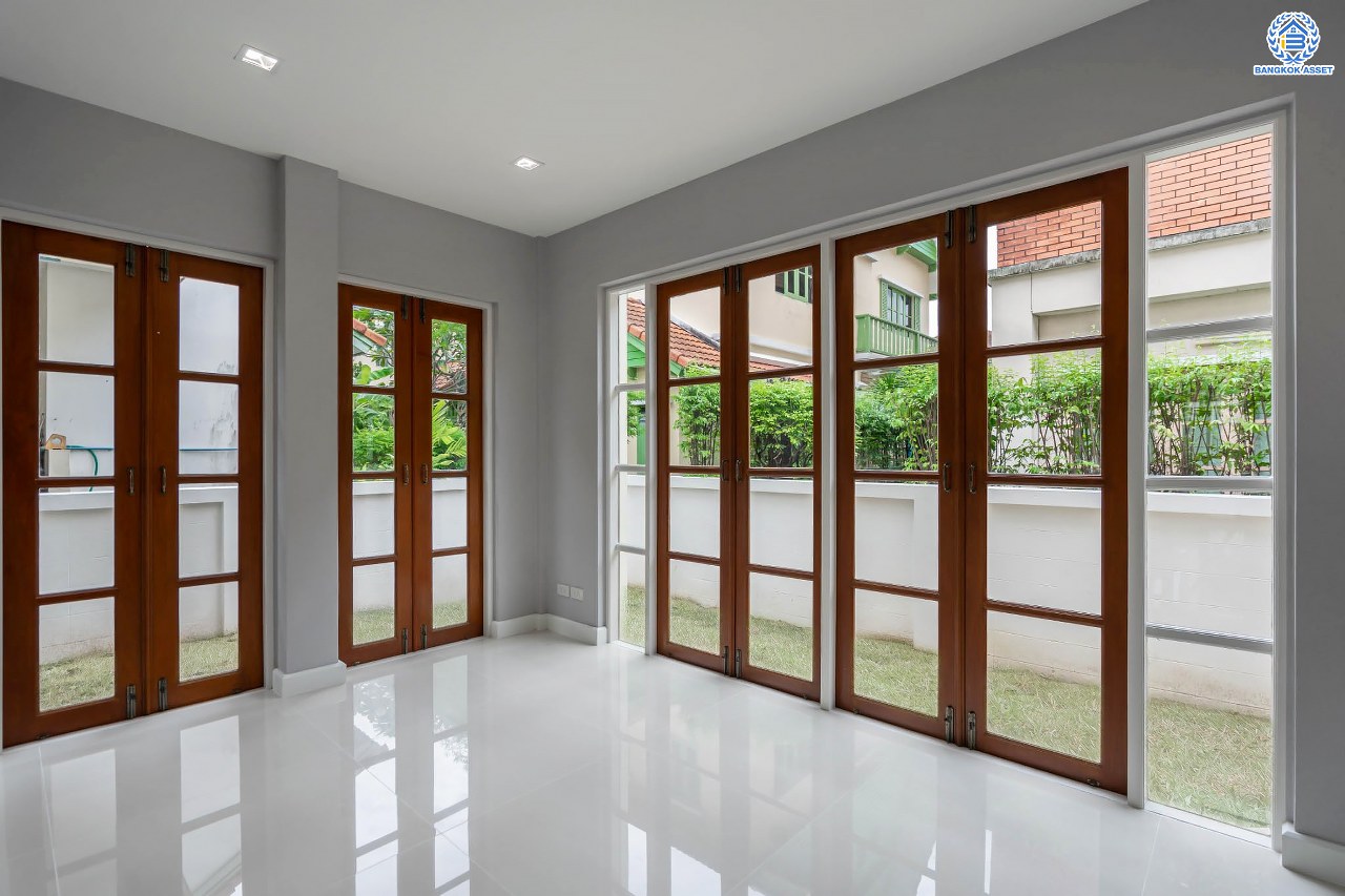 บ้านมือสองตกแต่งใหม่ แบรนด์ Q.House ม.ลัดดารมย์ ปิ่นเกล้า หลังใหญ่ตกแต่งเรียบหรู เนื้อที่ 92.8 ตร.ว. พื้นที่ใช้สอยเยอะถึง 320 ตร.ม. ฟังก์ชันจัดเต็ม 3 ห้องนอน 4 ห้องน้ำ 1 ห้องอเนกประสงค์ 1 ห้องแม่บ้าน จอดรถได้ 4 คัน พร้อม Living Room กว้าง บนทำเลศักยภาพ ใกล้เซ็นทรัลเวสต์เกต, วงเวียนพระราม5, ทางด่วน "กาญจนาภิเษก" และรถไฟฟ้า "สถานีตลาดบางใหญ่"